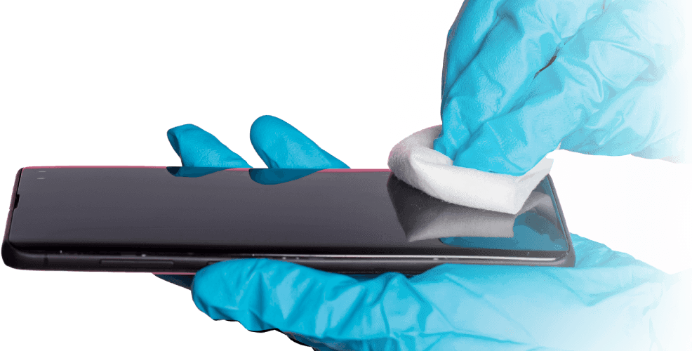 Apple XS MAX ekranını temizleyen bir el